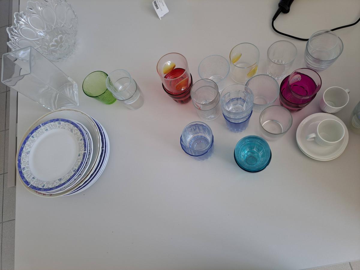 piatti, bicchieri e vaso in vetro (216-25)